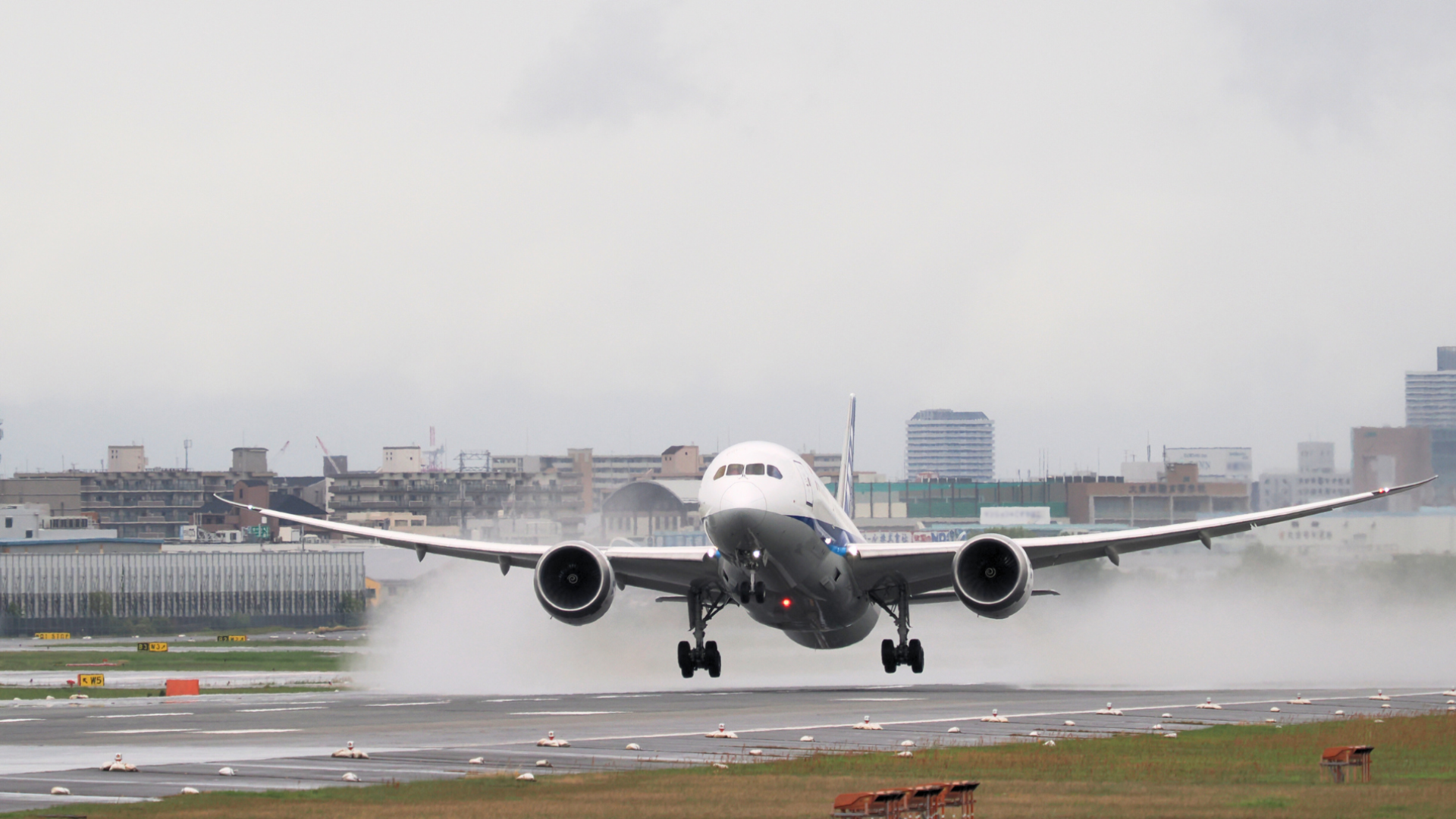 RCR Tool Airplane landing on a wet runway
