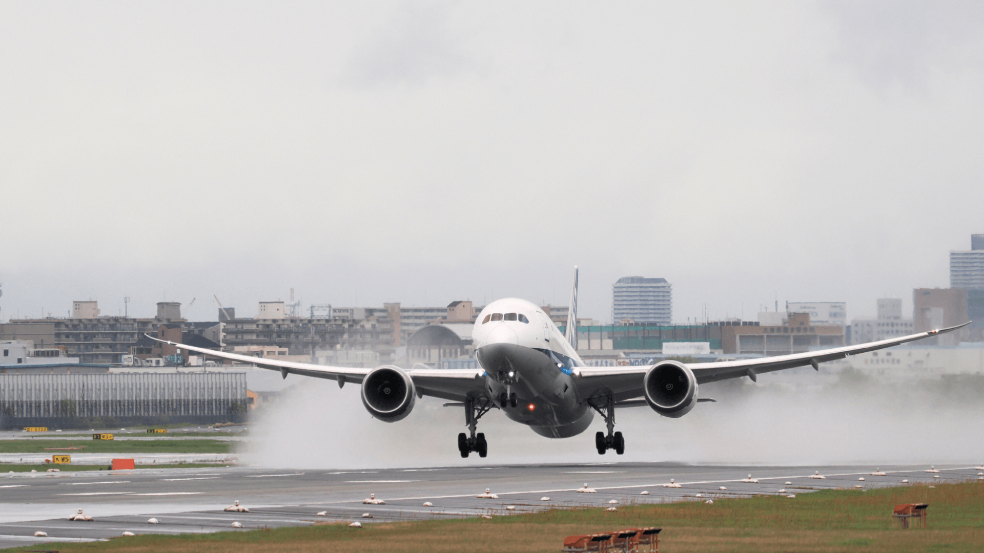 RCR Tool Airplane landing on a wet runway